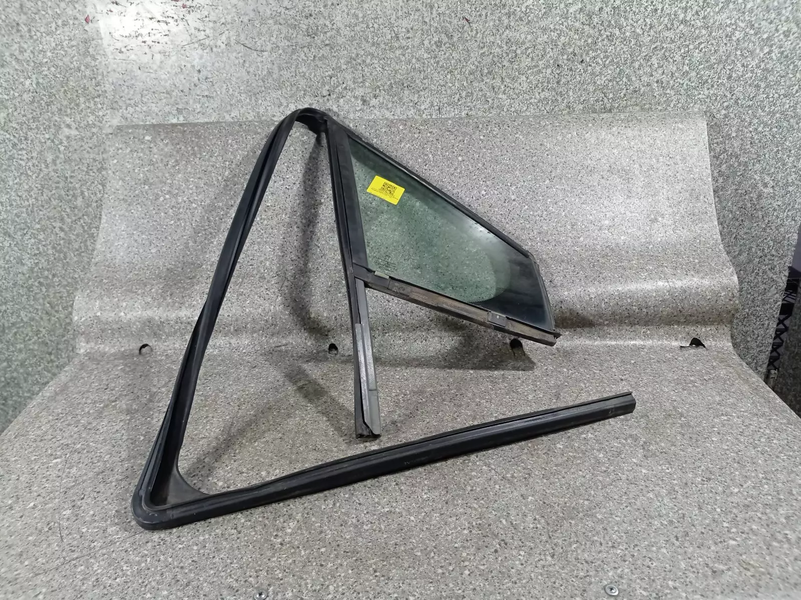 Стекло двери передней правой к Peugeot 308 2009