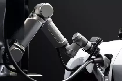 Компания Lotus представила первого серийного робота-заправщика для зарядных станций