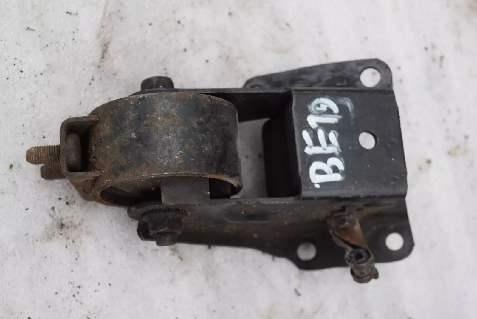 Подушка крепления КПП к Mazda MX-3 1997