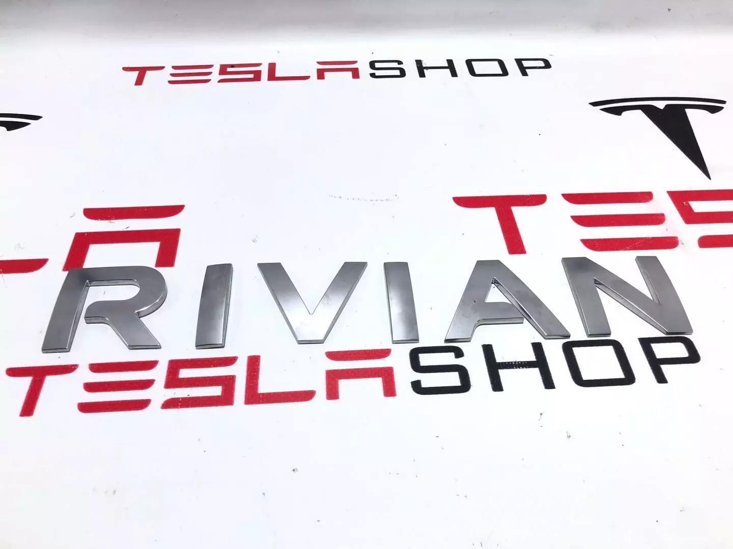 Эмблема к Rivian R1T 2022