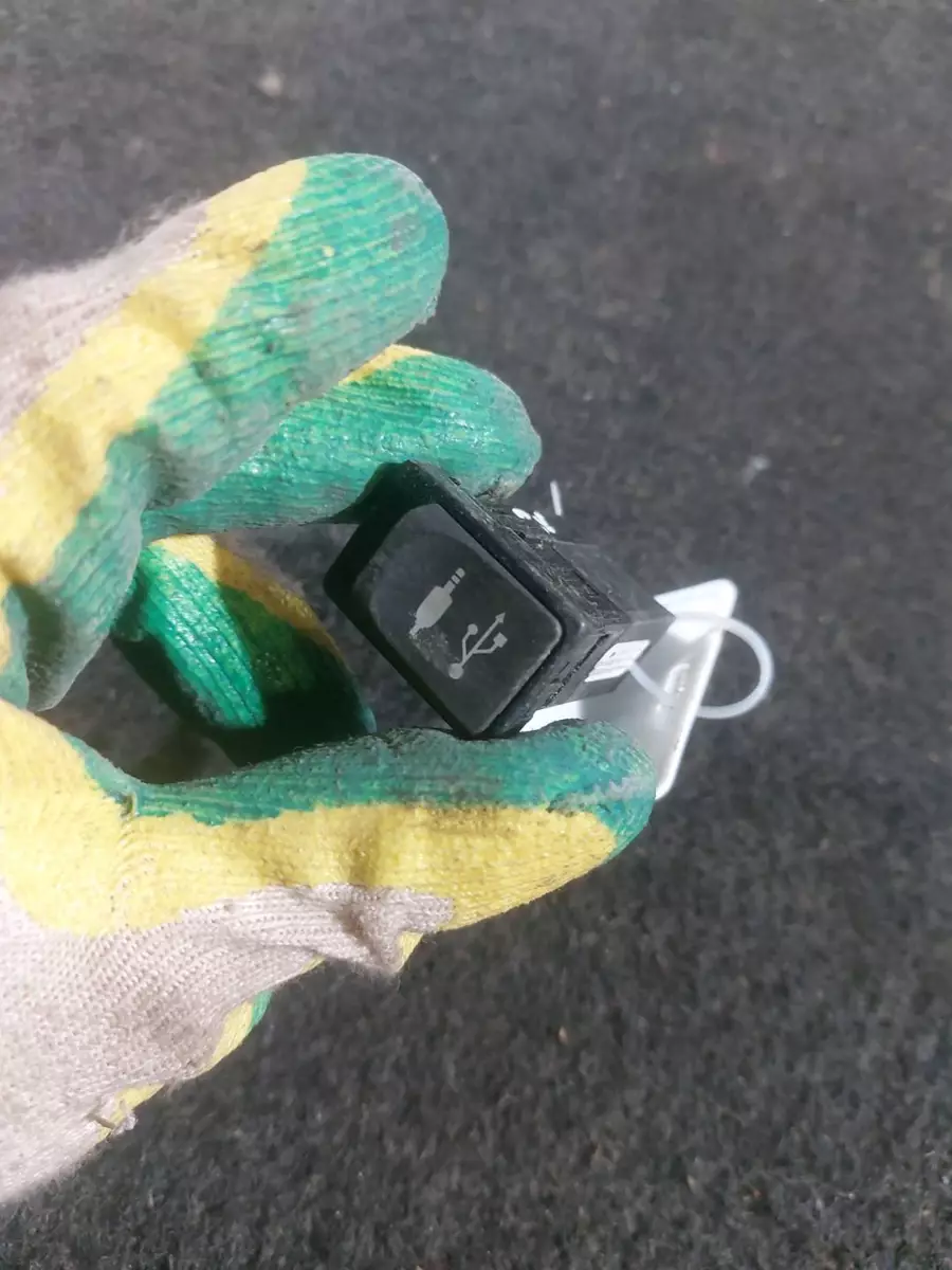 Разъем AUX / USB к Toyota Auris 2011