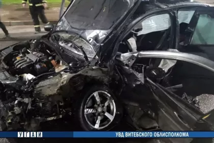 В Витебске лихач на Renault проскочил на красный и протаранил другой автомобиль