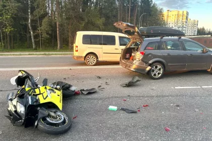 Мотоцикл врезался в легковушку в Колодищах