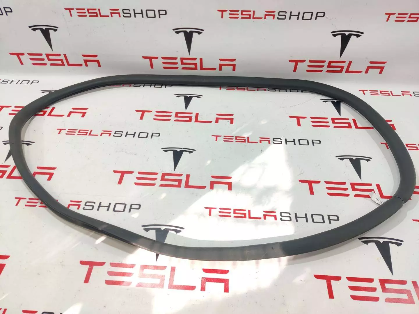 Уплотнитель багажника к Tesla Model 3 2019