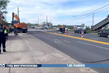 Упавший столб заблокировал движение по проспекту Жукова