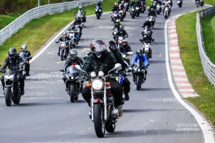 45 000 мотоциклистов отметили 25-летие Anlassen в Нюрбургринге