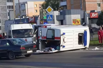 В Кобрине при столкновении с BMW опрокинулся автомобиль скорой помощи
