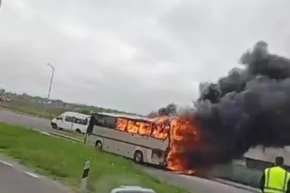 Перевозивший детей автобус сгорел на трассе М1