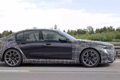 Седан BMW M5 G90 2024 попался на испытаниях без камуфляжа по бокам