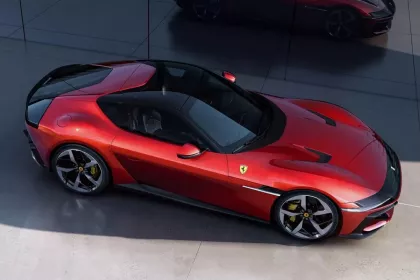 Атмосферные «12 цилиндров»: изучаем новую Ferrari, названую в честь V12