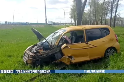 Легковушка разбилась на МКАД в Минске – водитель и пассажир в больнице