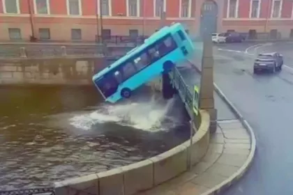 В Санкт-Петербурге арестовали начальника автоколонны за падение автобуса в реку