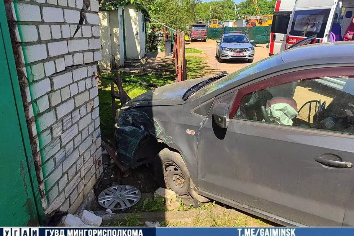 В Минске водитель въехала в стену гаража из-за плохого самочувствия