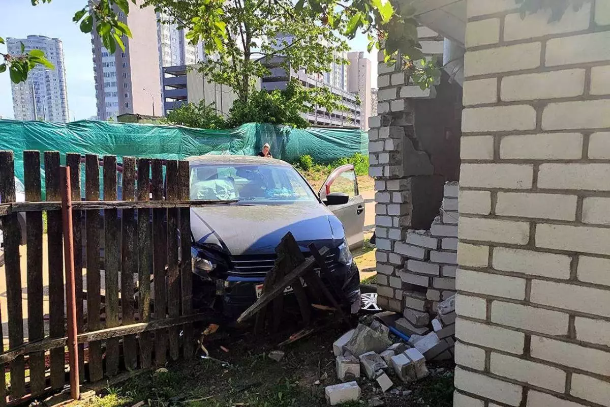 В Минске водитель въехала в стену гаража из-за плохого самочувствия