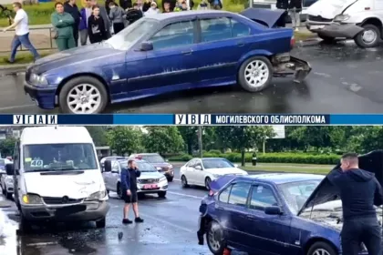 Маршрутка врезалась в автомобиль BMW перед пешеходным переходом в Бобруйске