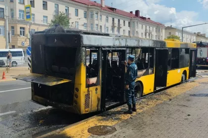 Возгорание городского автобуса ликвидировали спасатели в Минске