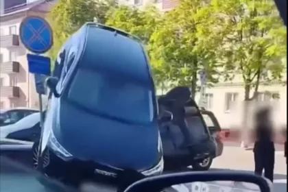 В Бобруйске водитель перепутала педали и устроила аварию с переворотом