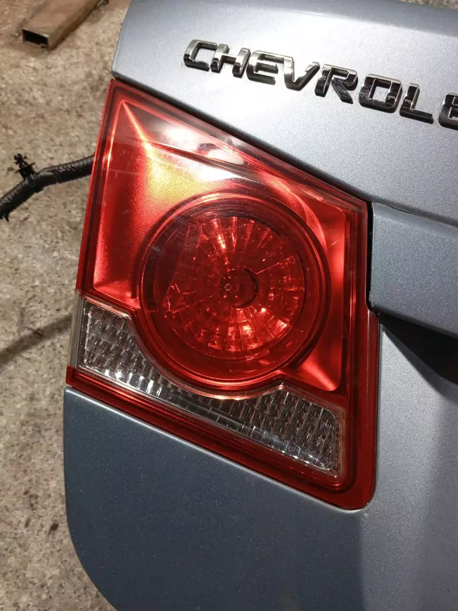 Фонарь крышки багажника левый к Chevrolet Cruze 2010
