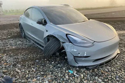 Tesla Model 3 едва не столкнулась с поездом из-за ошибки FSD