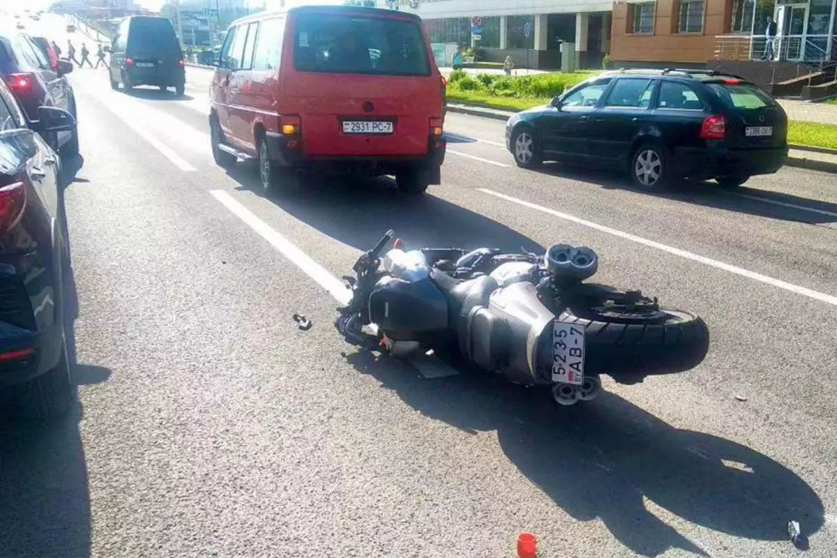 Возле здания ГАИ в Минске мотоцикл столкнулся с микроавтобусом