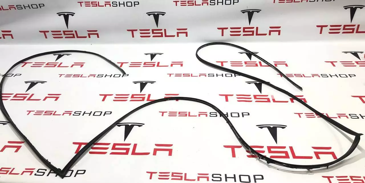 Уплотнитель стекла лобового к Tesla Model X 2019