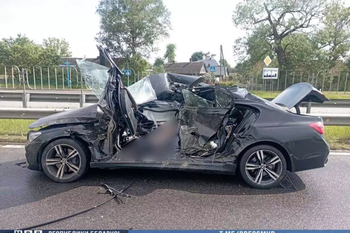 На трассе М4 BMW разбился о школьный автобус – водитель погиб