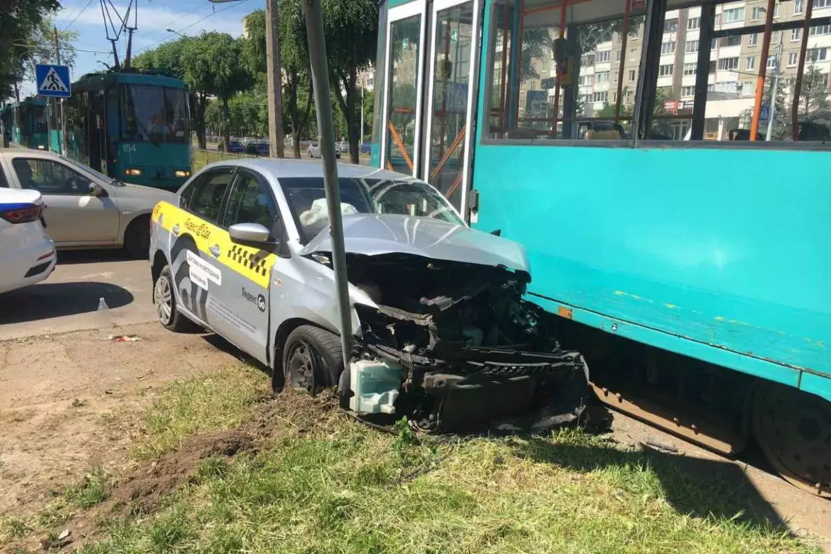 В Минске автомобиль Яндекс.Такси столкнулся с трамваем