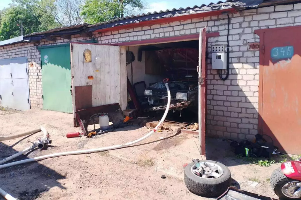 Канистры с бензином вспыхнули при ремонте автомобиля в гараже – пострадал мужчина