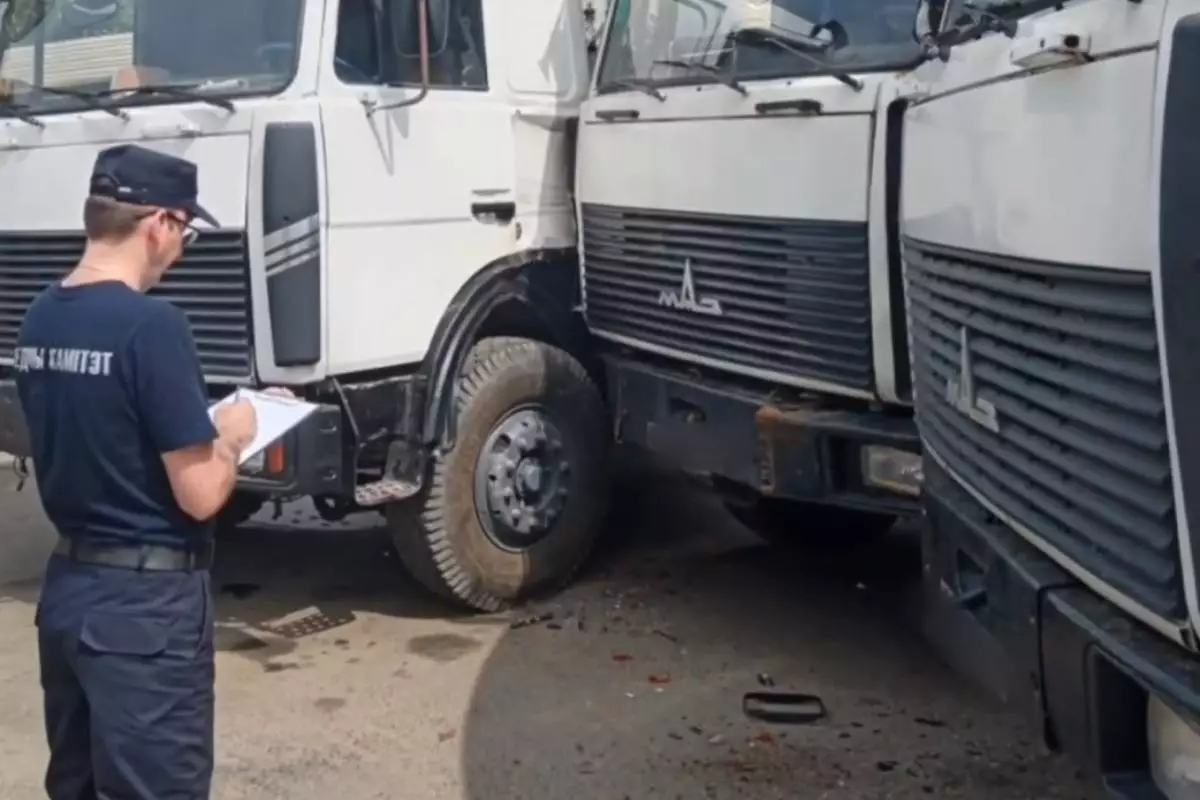 В Минске водителя зажало между кабин грузовиков