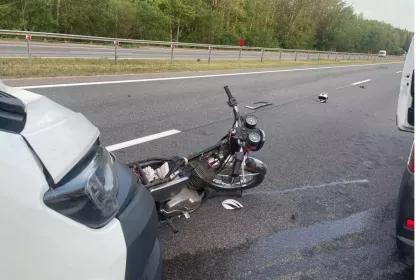 Водитель отвлекся на телефон и сбил мотоцикл на трассе