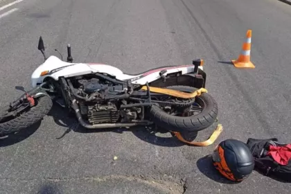 В Витебске мотоциклист упала при наезде на буксировочный трос между автомобилями