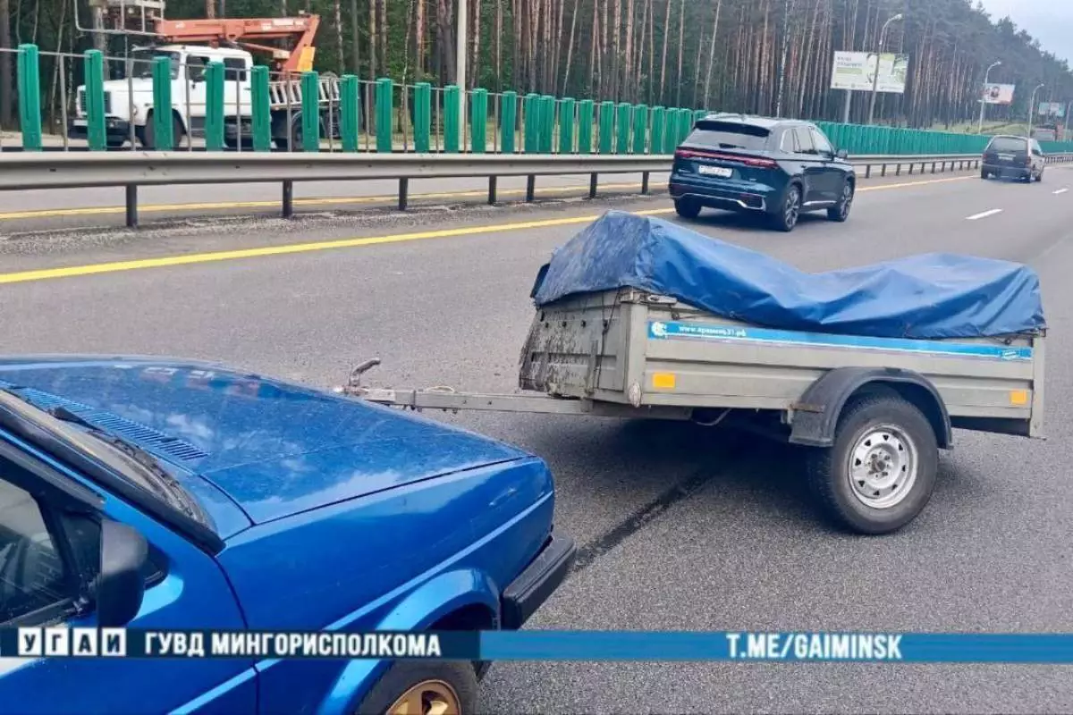 На МКАД у прицепа легковушки на ходу отвалилось колесо