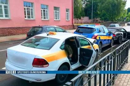 Два автомобиля-такси и Ford Mustang столкнулись в Пинске