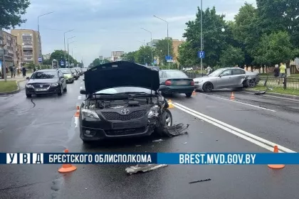 В Пинске BMW после столкновения с Toyota вылетел в забор