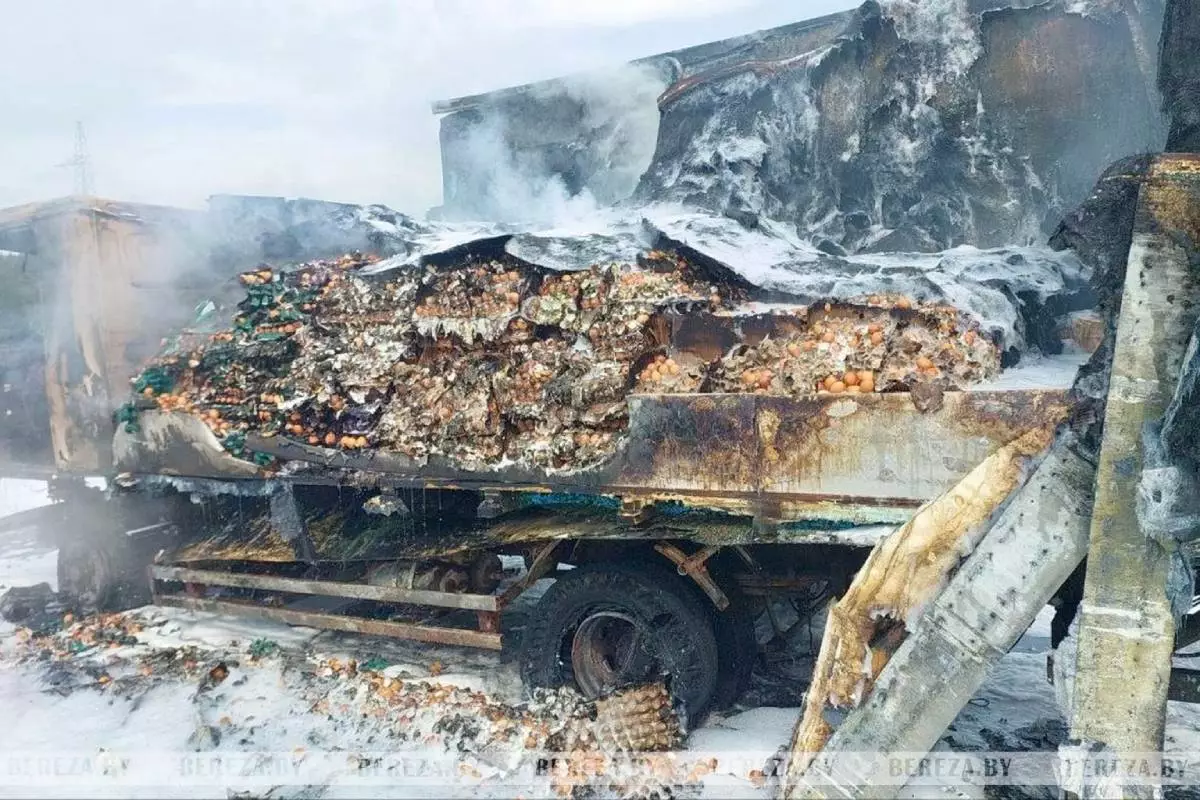 На трассе сгорел груженый яйцами грузовик