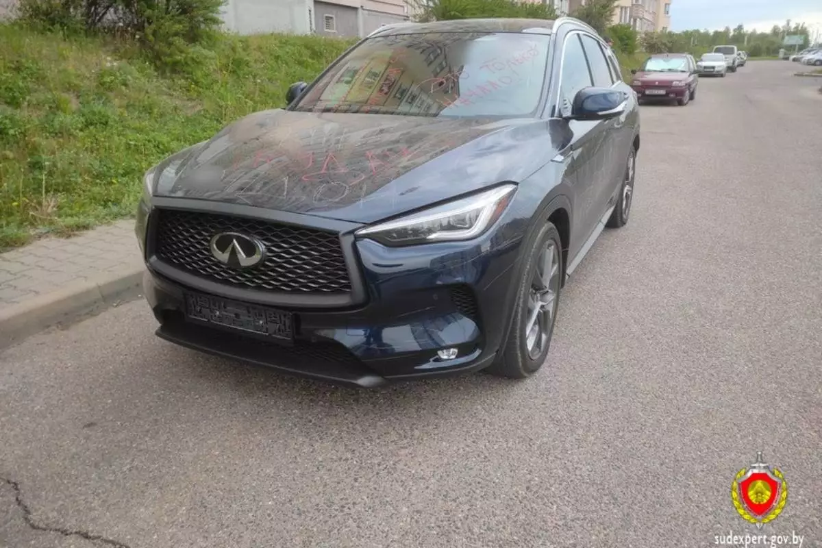 В Минске кто-то исписал Infiniti оскорбительными надписями