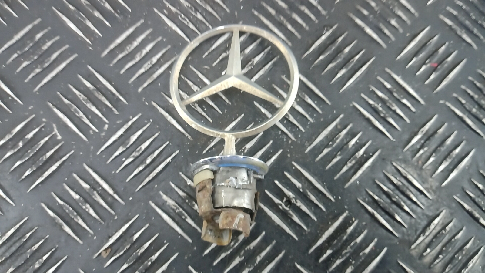 Эмблема к Mercedes-Benz E-klasse 2012