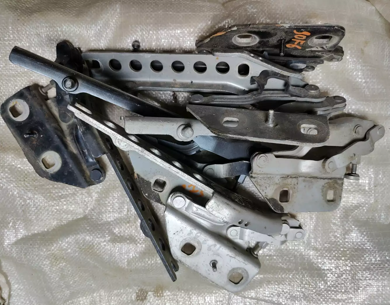 Петли к Audi A6 2005