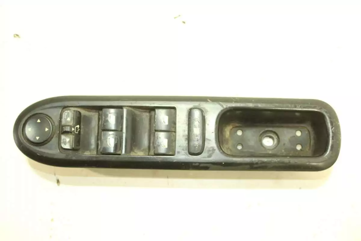 Блок управления стеклоподъемниками  к Peugeot 407 2006