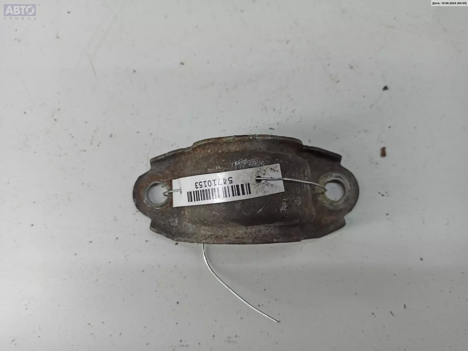 Крепление аккумулятора к Audi A6 1999