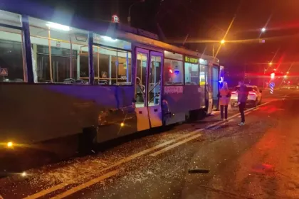 В Минске грузовик врезался в трамвай
