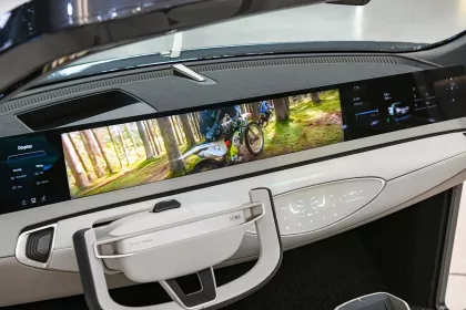 Hyundai Mobis объединила 5 дисплеев в одной панели Mbix 5.0