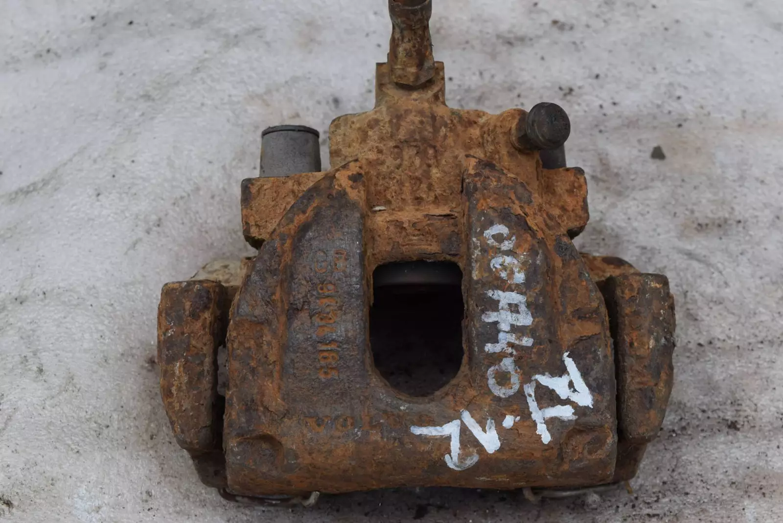 Суппорт передний левый к Volvo S60 2004