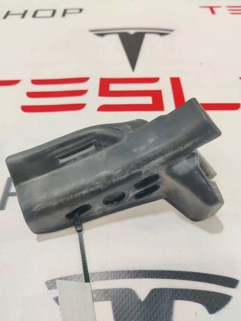 Уплотнитель к Tesla Model X 2019