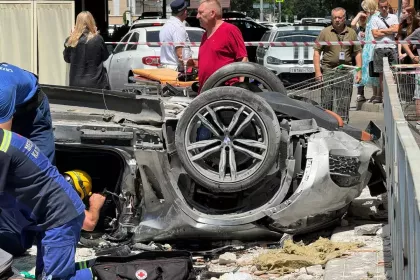 В России с паркинга упал BMW – три человека погибли