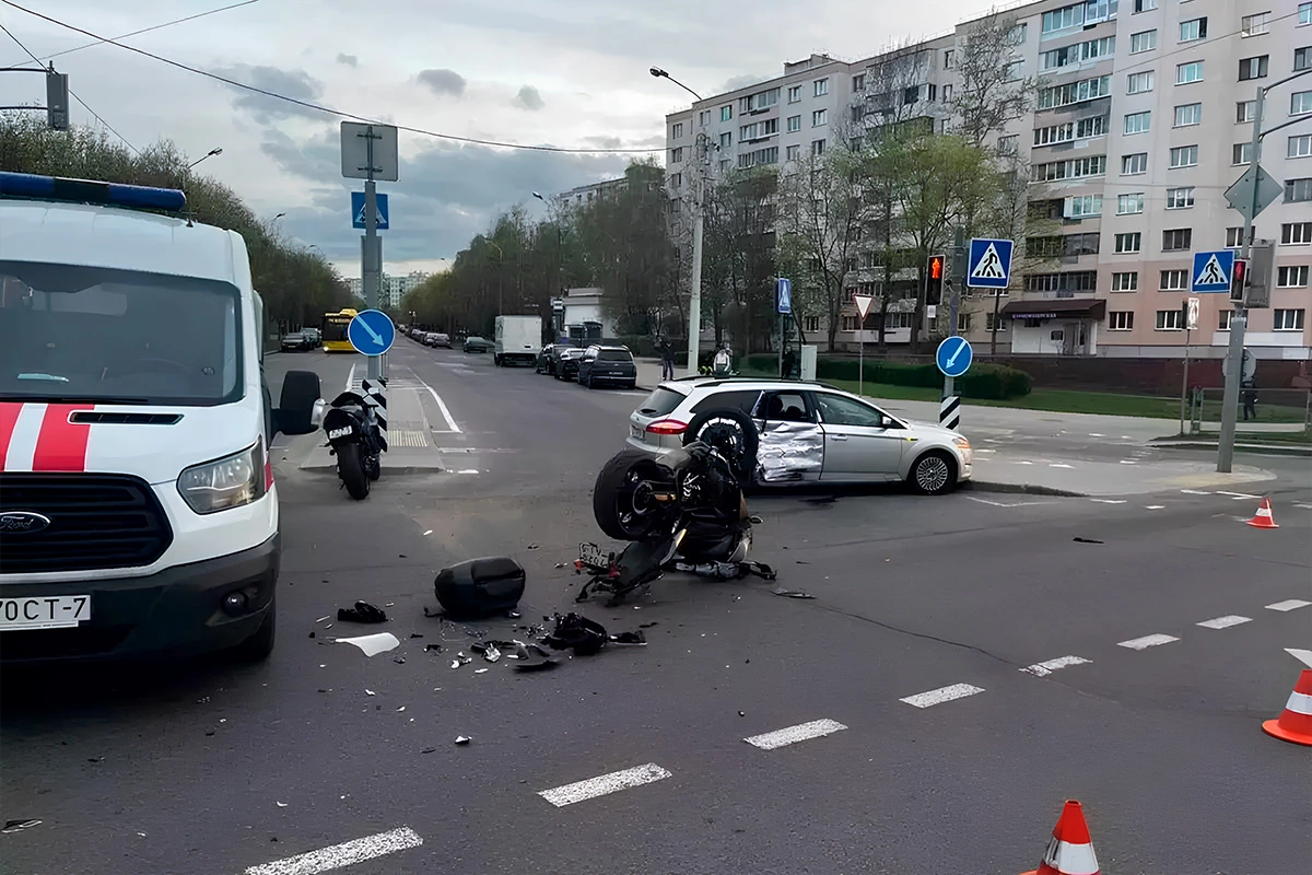 Водителя автомобиля будут судить за жесткую аварию с мотоциклистом в Минске