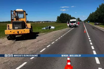 В Пуховичском районе Volkswagen врезался в погрузчик – погибла пассажир