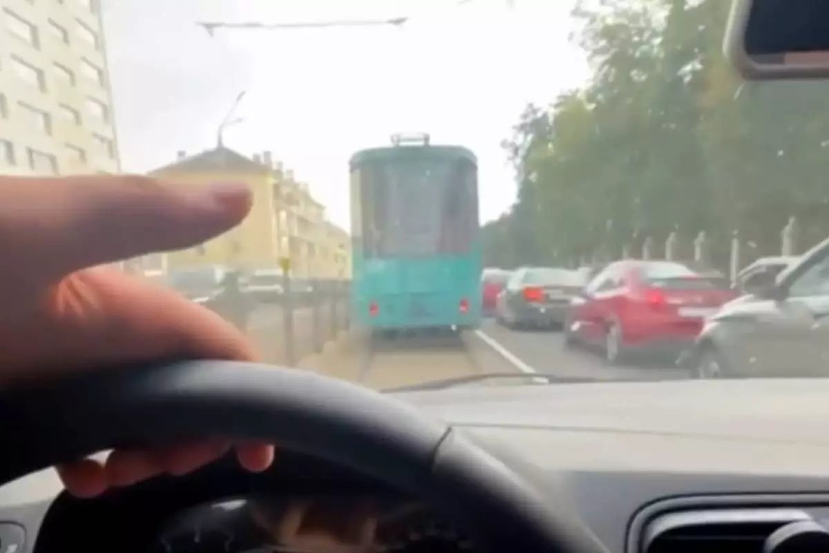 В Минске хитрый водитель пристроился за трамваем – ГАИ оценила поездку