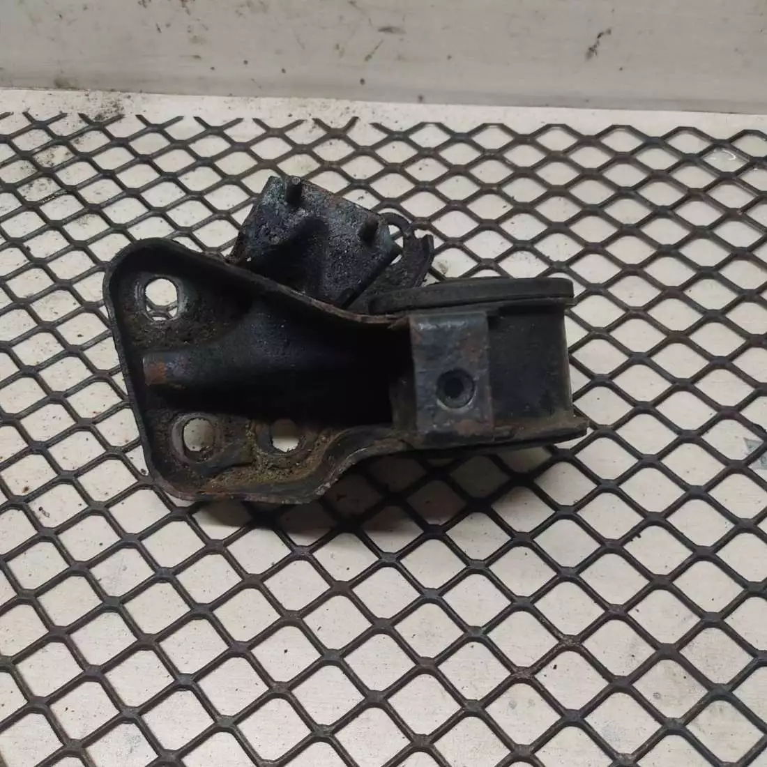 Кронштейн двигателя к Mazda 626 1999