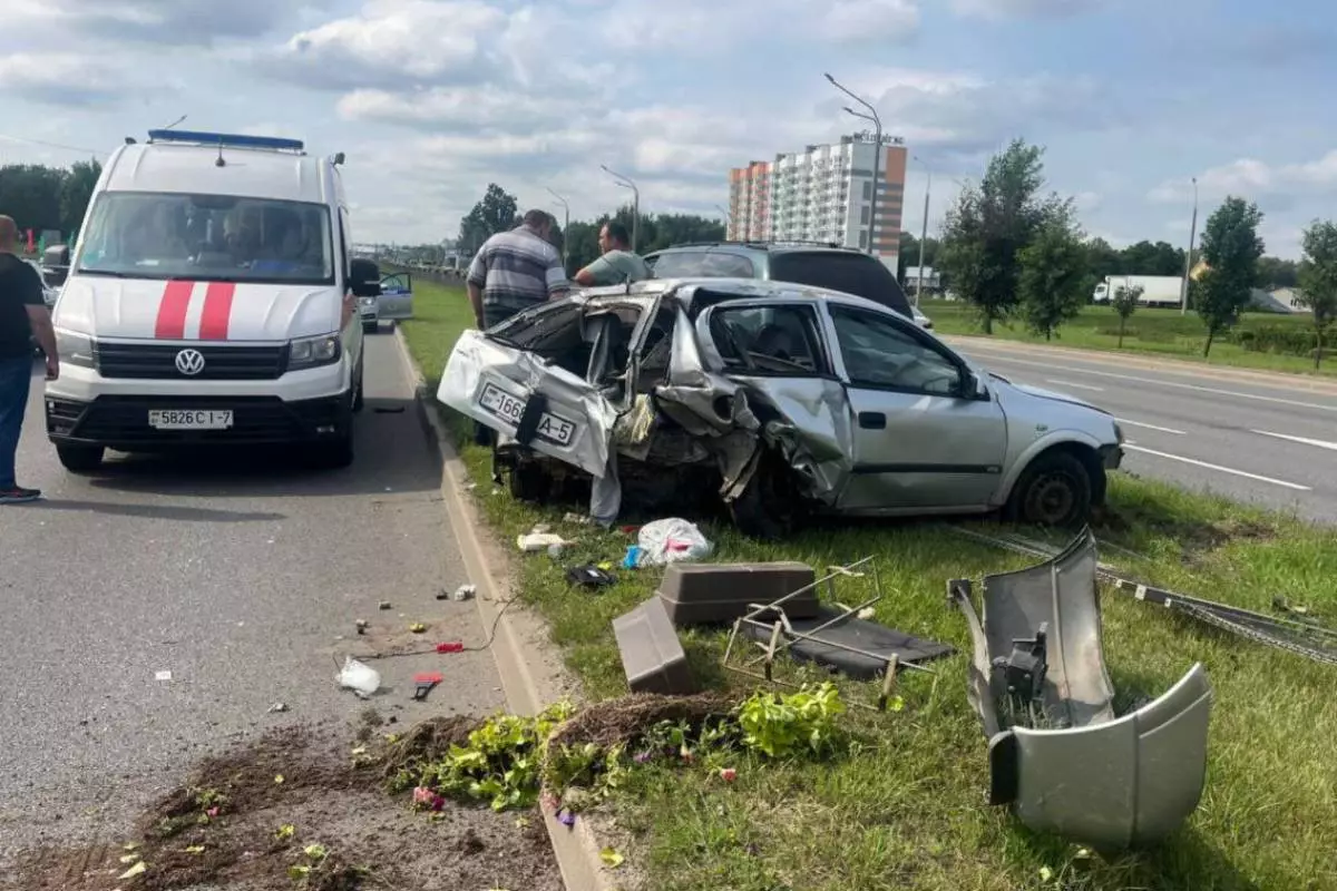 Два автомобиля вылетели в ограждение при аварии на Партизанском проспекте